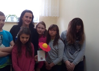 Uczniowie z SOSW w bibliotece